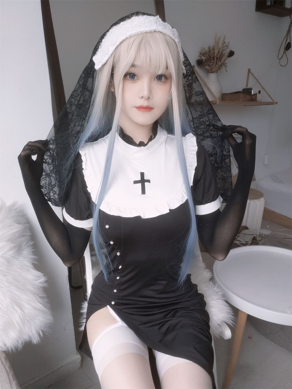 蜜汁猫裘修女自拍34p6v