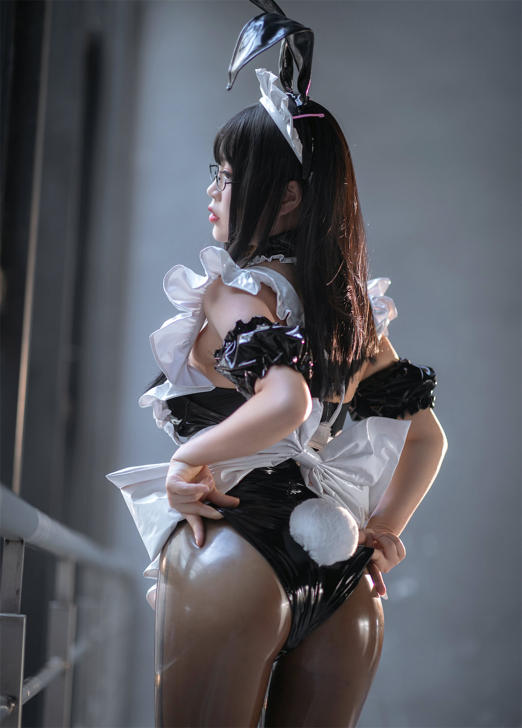 白烨烨黑胶衣女仆兔12p